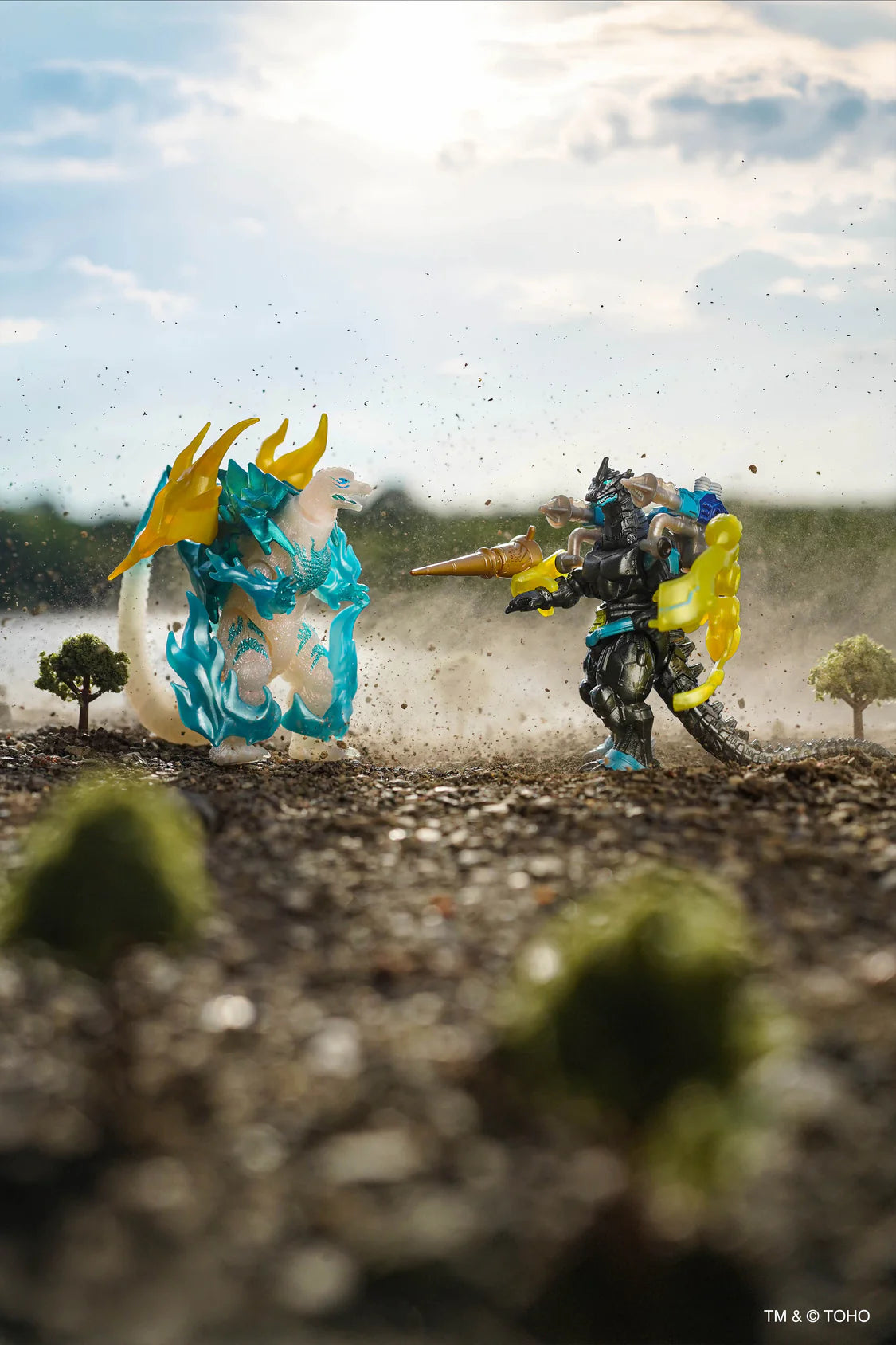 Godzilla and MechaGodzilla action figures posed in a battle scene outside - Action Figures - Movies - Godzilla & Kong