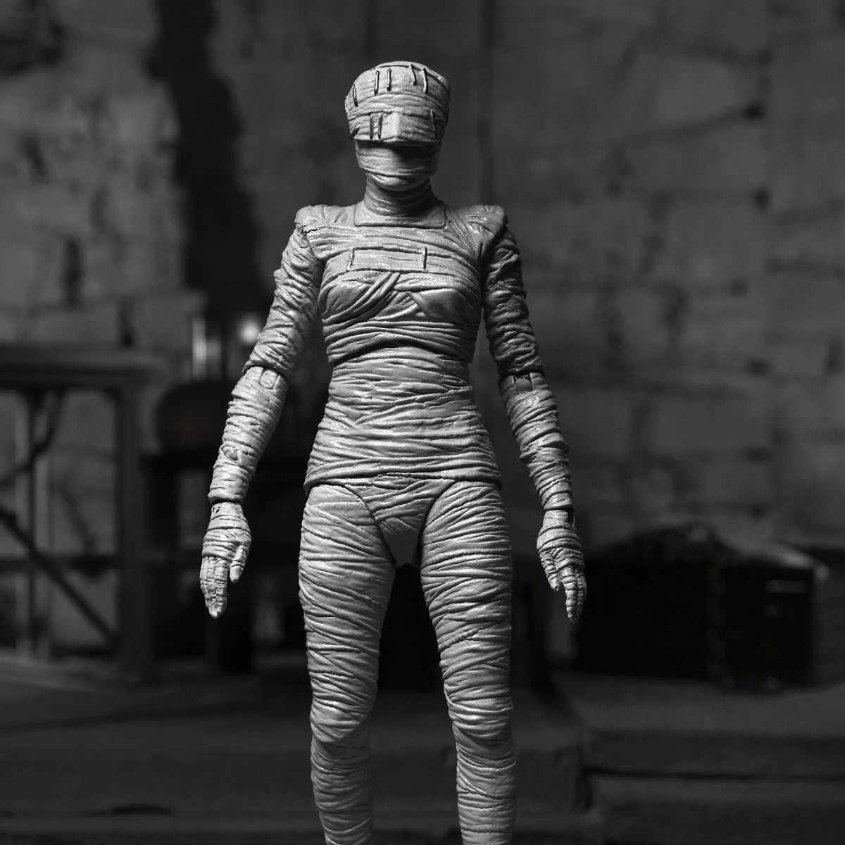UNIVERSAL MONSTERS ULTIMATE BRIDE OF FRANKENSTEIN BLACK & WHITE FIGURE - Action Figure